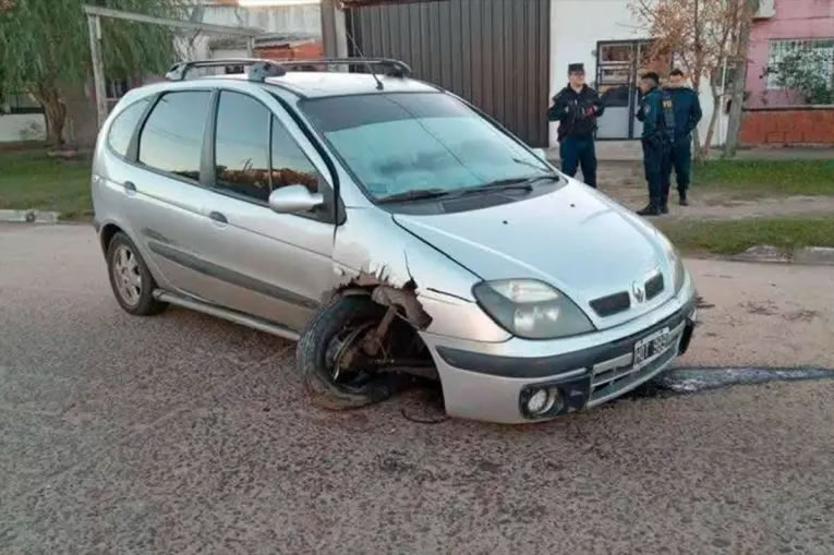 Intentó esquivar un montículo de tierra y terminó chocando contra un poste