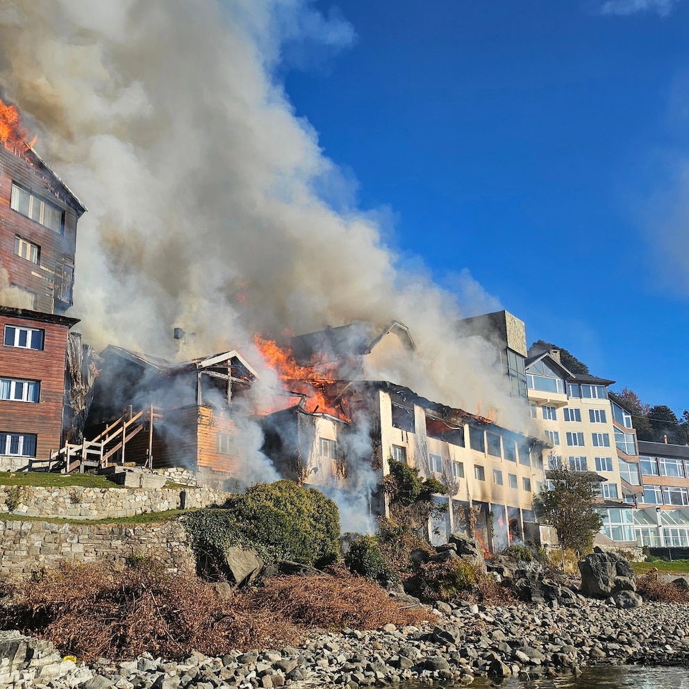 Feroz incendio en un histórico hotel turístico de Bariloche: el fuego habría comenzado por una quema de hojas secas
