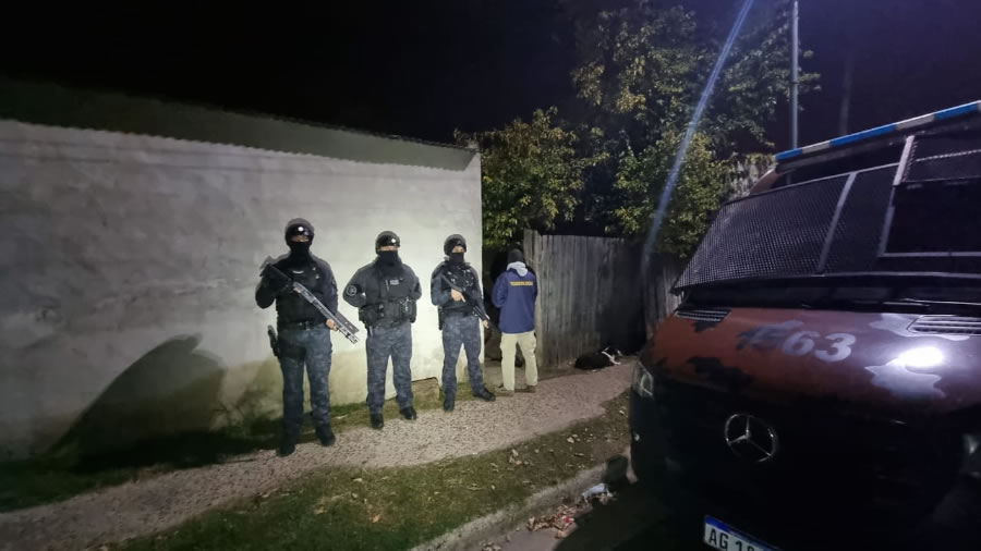 Allanaron una vivienda en barrio Ex Aeroclub y detuvieron a cuatro personas por narcomenudeo