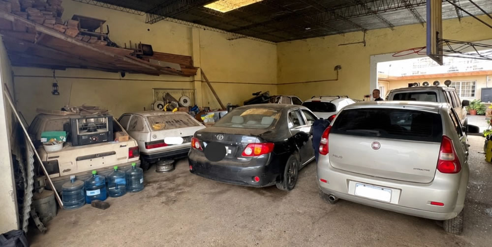 En un garage encontraron un Corolla robado en plena vía pública
