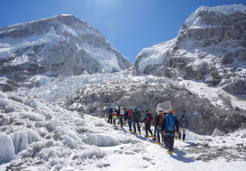 Alarma en el Monte Everest: 274 escaladores alcanzaron la cima de la montaña más alta del mundo el mismo día