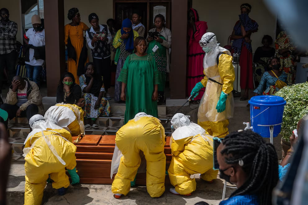 La OMS elevó a más de 900 los casos sospechosos de ébola en el Congo y confirmó más de un centenar de contagios en el país