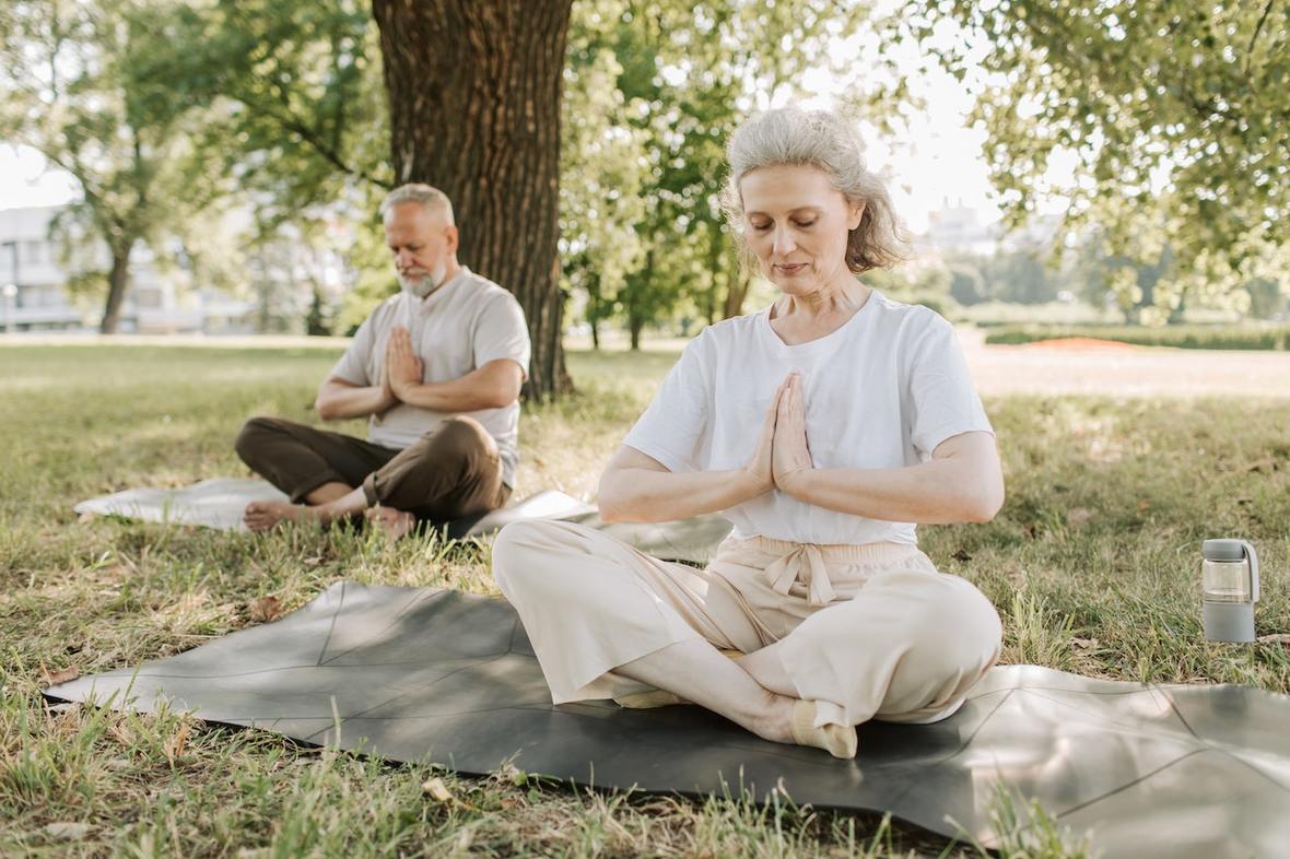 Respirar, moverse y encontrarse: proponen una jornada de yoga al aire libre en la Plaza 25 de Mayo