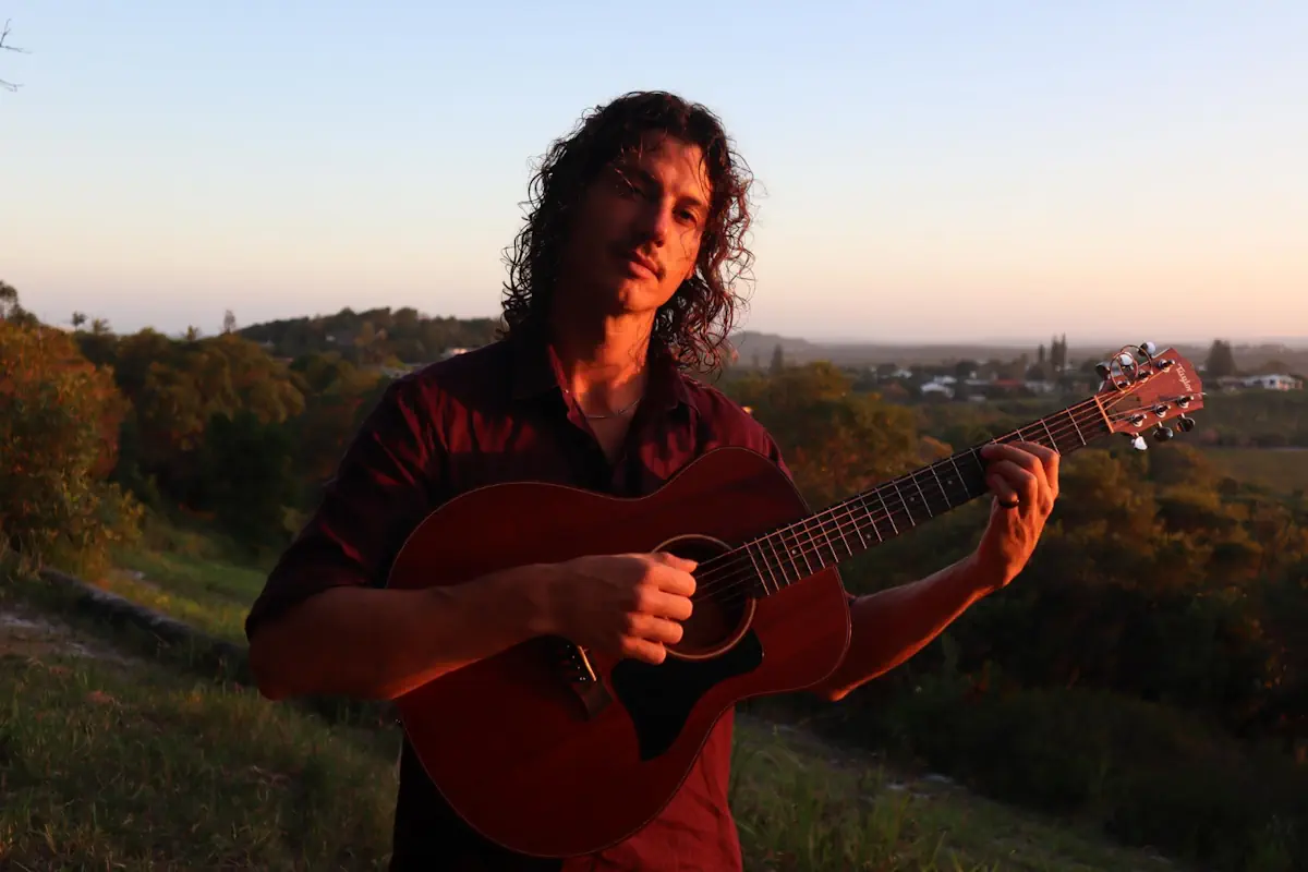 Entre continentes y canciones: Julián Cerfoglio regresa a los escenarios locales con un show íntimo en Pueblo Viejo
