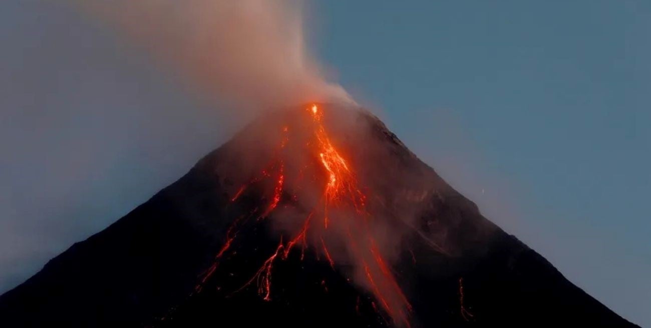 Un video del volcán Mayón se volvió viral tras la aparición de un supuesto meteorito