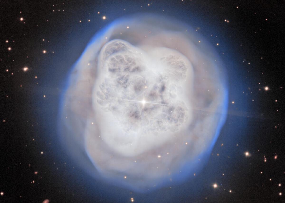 Telescopio captura la belleza de una estrella moribunda en su ocaso