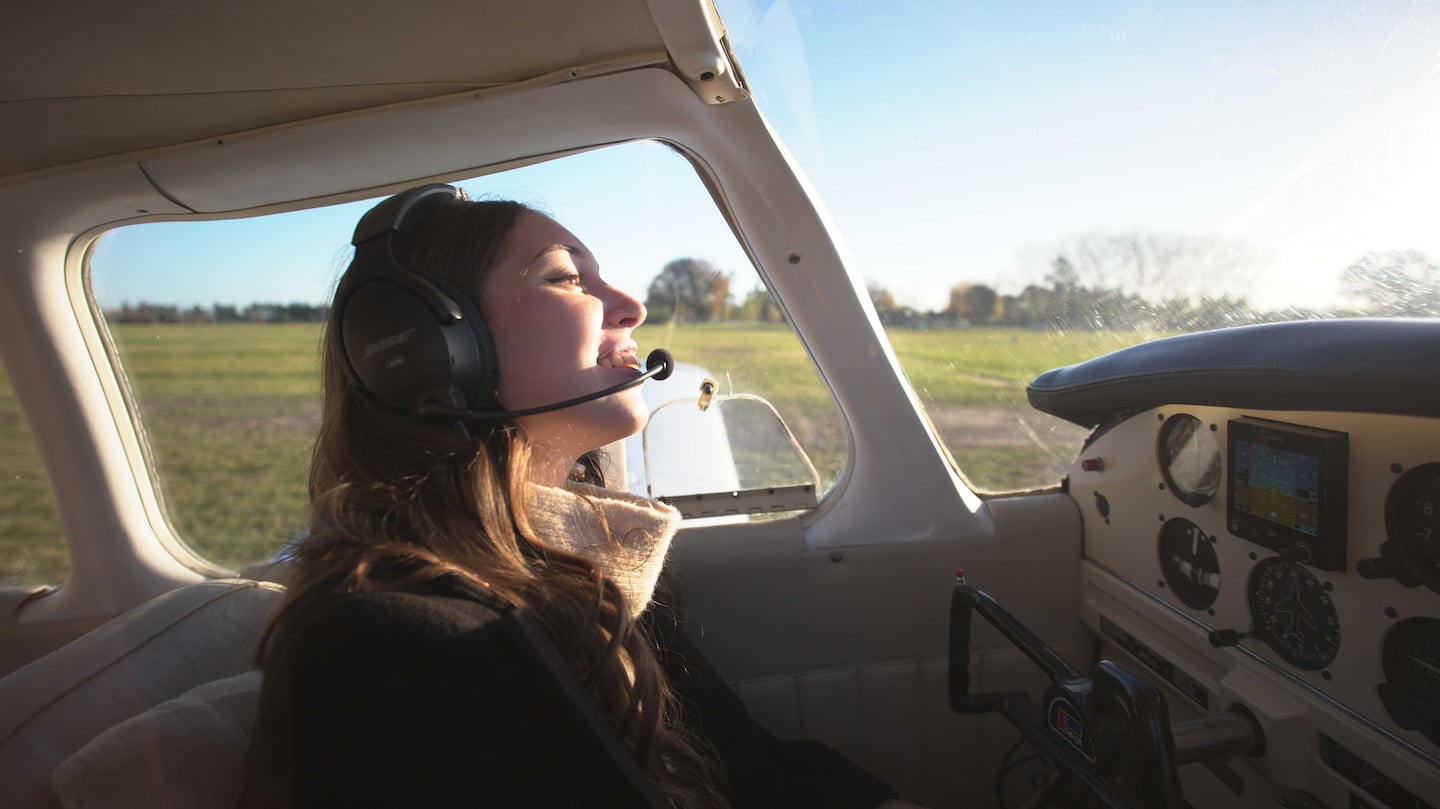 Tiene 21 años, es pilota comercial, maneja su propio avión y tiene un sueño extremo por cumplir