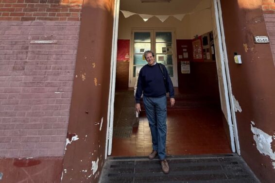 diego-en-la-escuela-donde-fue-director-mas-de-10-anos-foto-gentileza-diego-devincenzi-6UO7XXJUPJC5BJ3CO3MYZZPHGI
