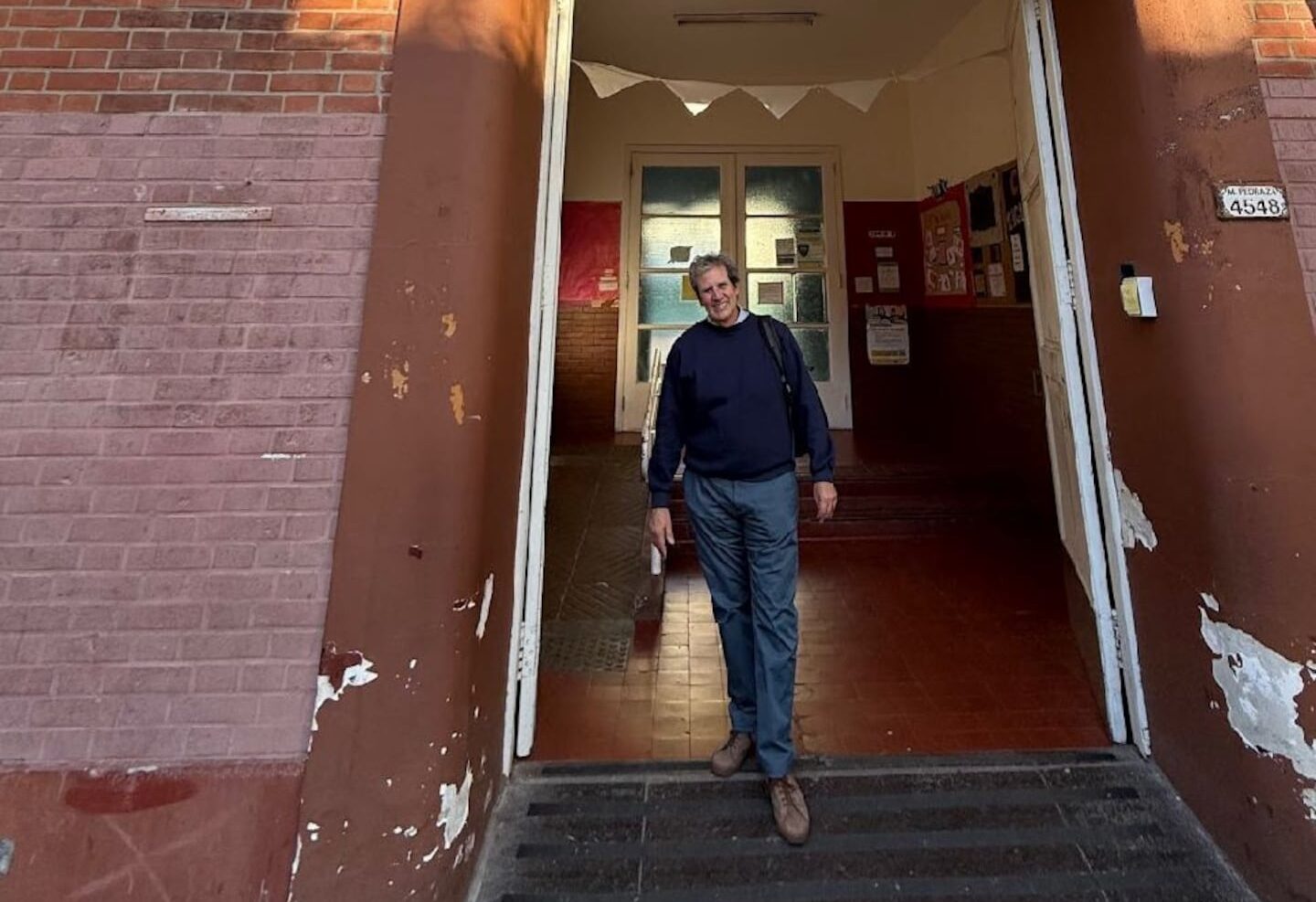 Se jubiló y toda la escuela lo despidió entre lágrimas: la historia del director que cambió una institución
