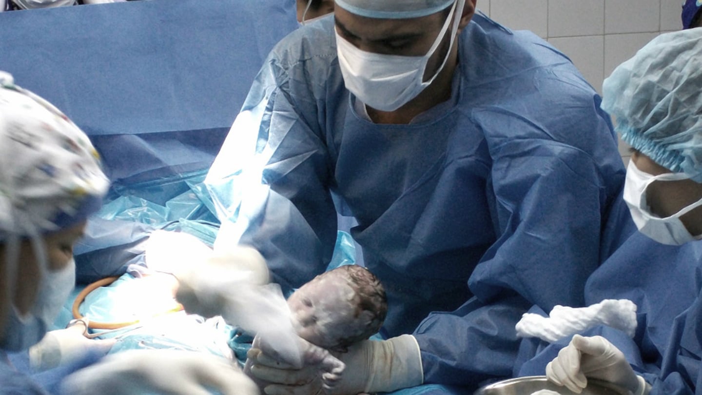 Partos en Mendoza: por qué genera polémica el plan para que sean atendidos por obstetras de guardia
