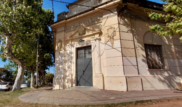 Un adolescente exhibió una réplica de arma en la escuela «Benito Garat» y generó alarma