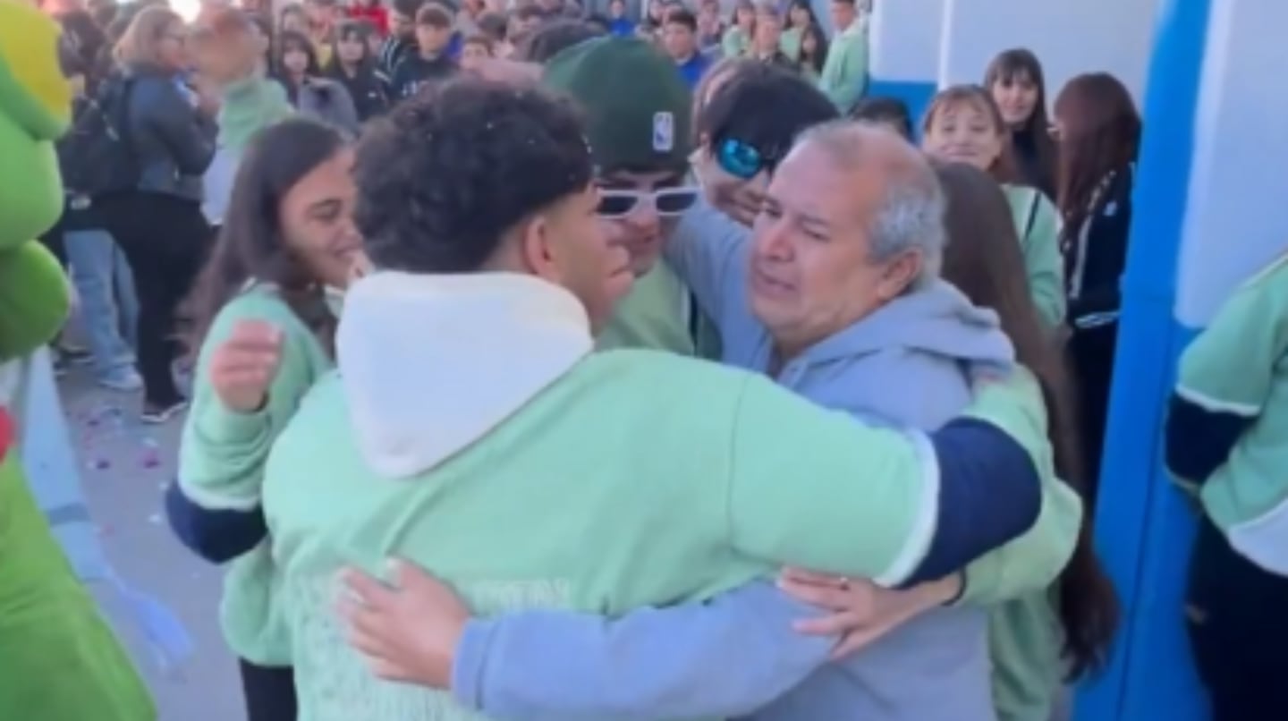 “Nos viste crecer”: el conmovedor homenaje de unos egresados al kiosquero que los acompañó toda la secundaria