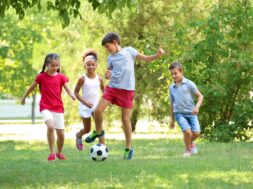 jugar-al-aire-libre-tiene-muchos-beneficios-foto-adobe-stock-L2X4YYF6CNEQVMQNPYG6XGH43I
