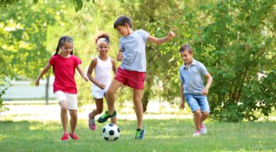 jugar-al-aire-libre-tiene-muchos-beneficios-foto-adobe-stock-L2X4YYF6CNEQVMQNPYG6XGH43I