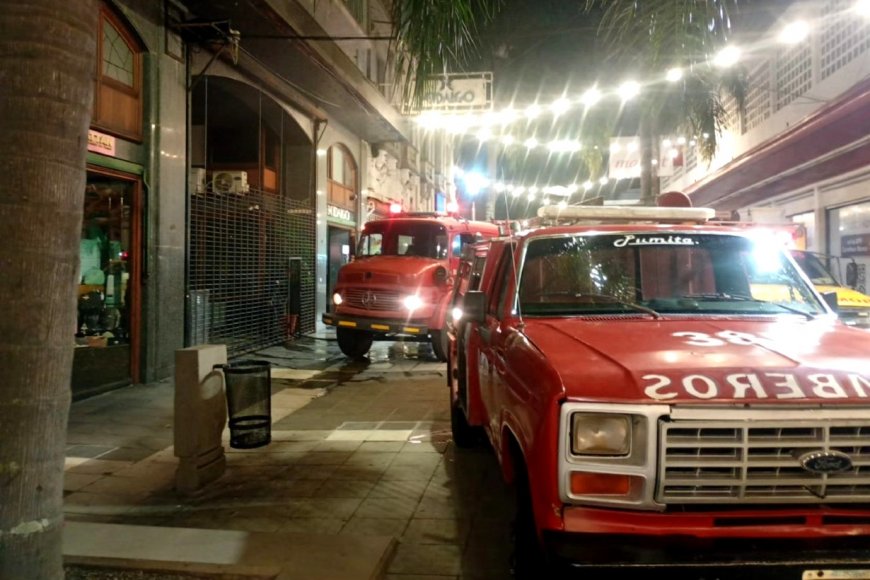 Bomberos debieron trabajar en el incendio de un conocido local ubicado en la peatonal