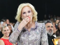 la-emotiva-reaccion-de-mirtha-legrand-al-ganar-el-martin-fierro-voy-a-ser-centenaria-y-seguir-viniendo-VYNVEGELKZBQZNUABB4EHIBJN4