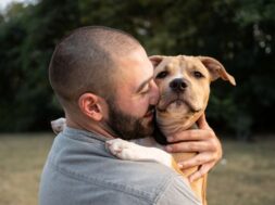perro-abrazo-mascota