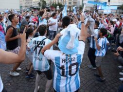 uno-de-los-multiples-festejos-en-el-obelisco-de-hinchas-durante-el-mundial-de-qatar-2022-foto-na-damian-dopacio-MAYJ2HYGUZCDJBRGAK2C5FCOMI