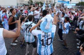 uno-de-los-multiples-festejos-en-el-obelisco-de-hinchas-durante-el-mundial-de-qatar-2022-foto-na-damian-dopacio-MAYJ2HYGUZCDJBRGAK2C5FCOMI