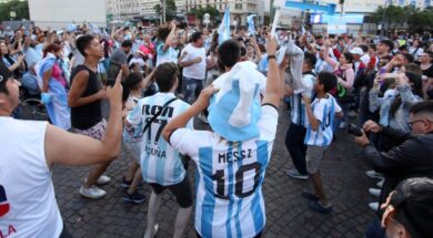uno-de-los-multiples-festejos-en-el-obelisco-de-hinchas-durante-el-mundial-de-qatar-2022-foto-na-damian-dopacio-MAYJ2HYGUZCDJBRGAK2C5FCOMI