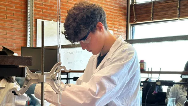 Orgullo rosarino: Un alumno del Politécnico ganó oro nacional y ahora va por el Mundial de Química