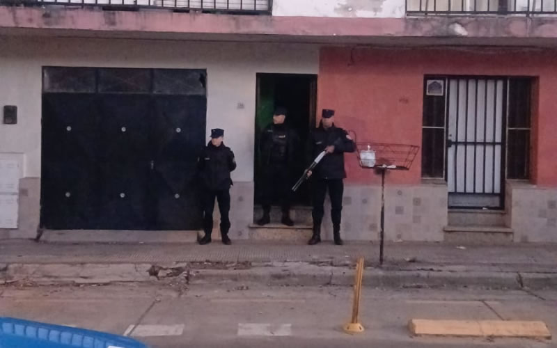 Allanaron la casa de un sospechoso por estafas con comprobantes falsos de Mercado Pago