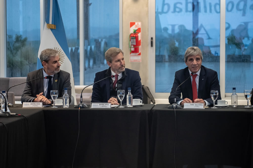 El gobernador Frigerio recibió a Caputo en Paraná y afirmó: «Estamos en condiciones de escribir el próximo capítulo del pacto fiscal»