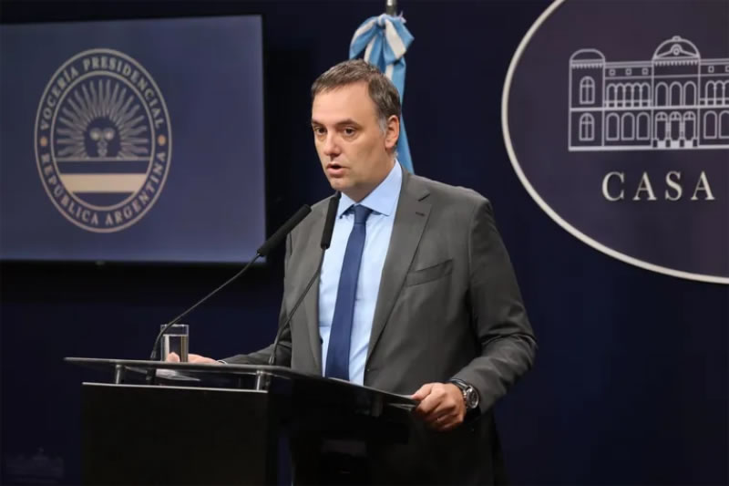 Adorni deja de ser vocero presidencial y Milei designó a Adrián Ravier como nuevo portavoz