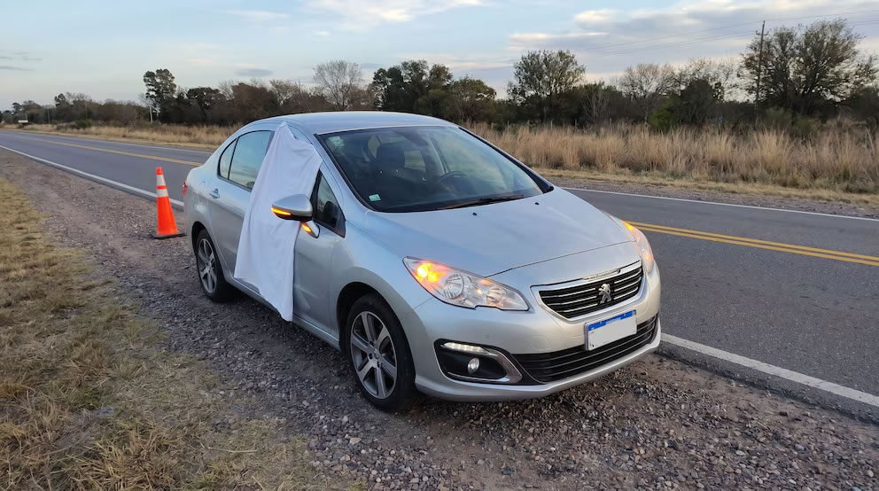 Qué significa colgar una tela blanca en la ventana del auto