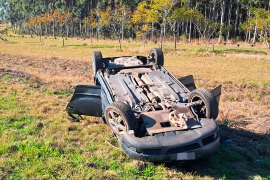 Se distrajo con el celular, despistó y volcó su auto en la Ruta 14