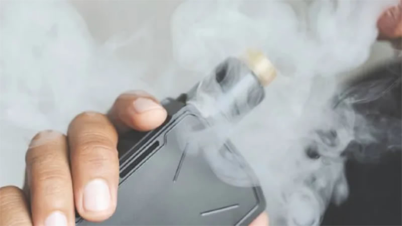 Los vapeadores de alta potencia se vuelven más tóxicos con el tiempo, según un estudio