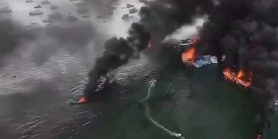 Impactante incendio en un puerto de Ecuador: más de 30 embarcaciones afectadas y al menos 2 heridos