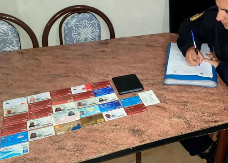Investigan una presunta red de préstamos usurarios: secuestran dinero, tarjetas y documentos