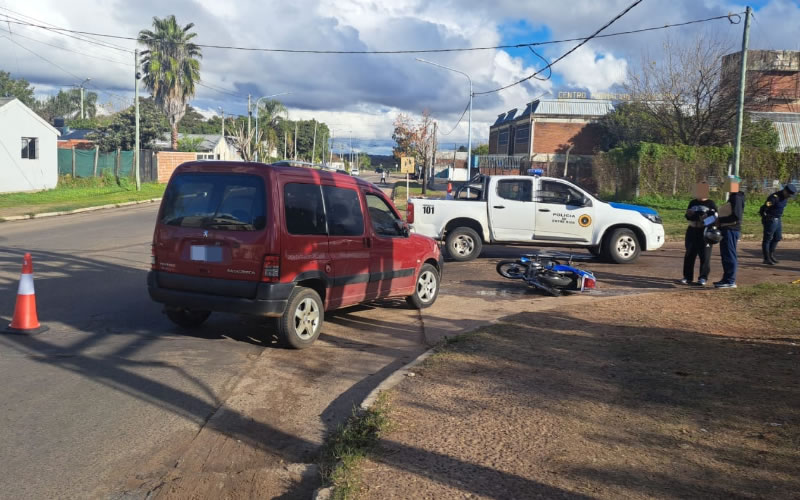 Choque en Isthilart y Saavedra: una motociclista cayó al asfalto y fue trasladada al Masvernat