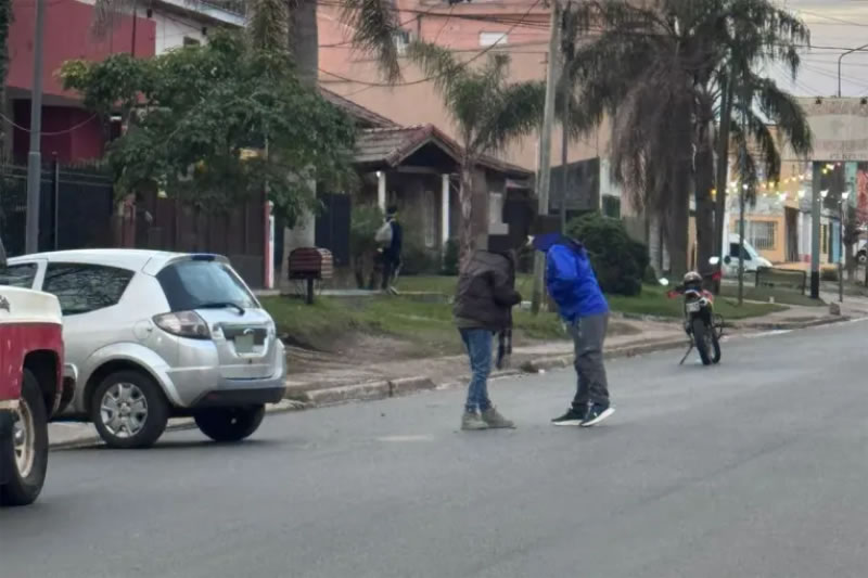 Quitó el freno de mano, se fue hacia atrás e impactó contra una moto: Una mujer está en estado crítico