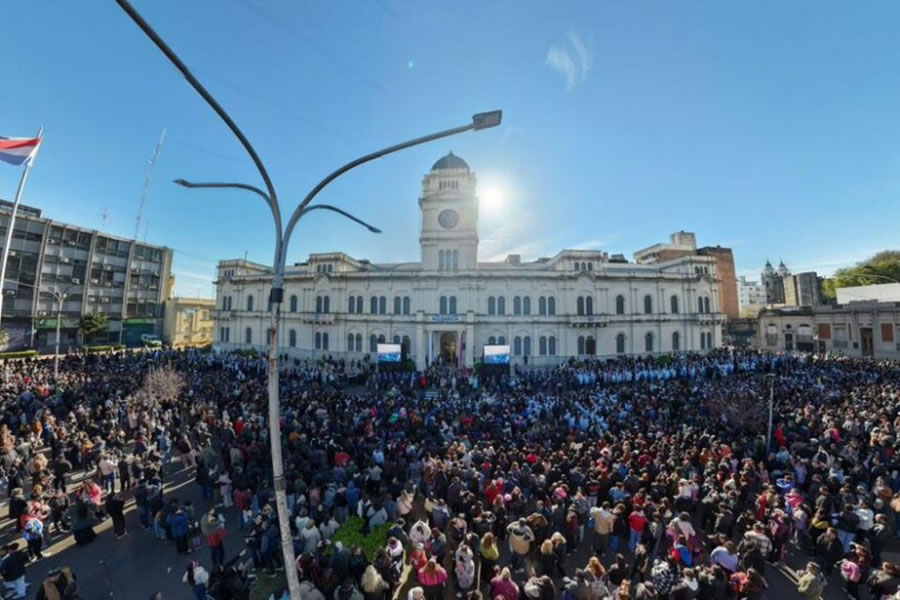Aluani encabezó el acto por el Día de la Bandera junto a miles de alumnos entrerrianos