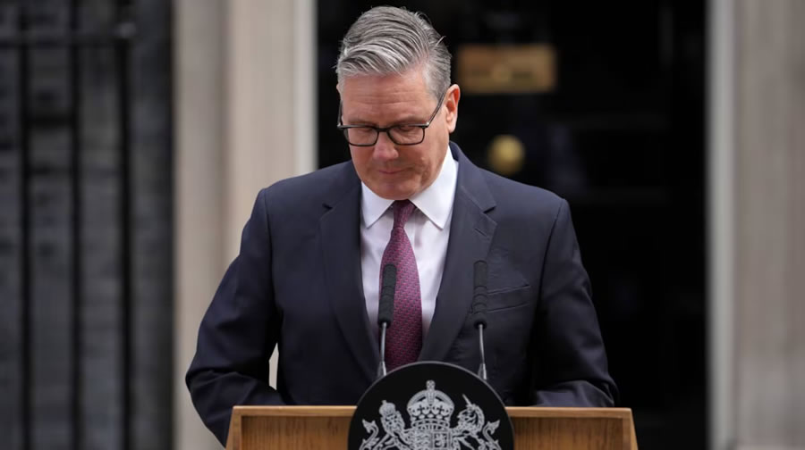 Renunció el primer ministro británico, Keir Starmer, en medio de una crisis política