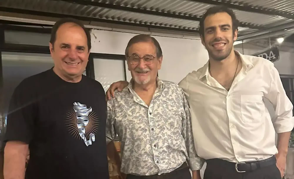 Tango y folklore frente al río: Trío Azul se presenta en Lo de Manolo