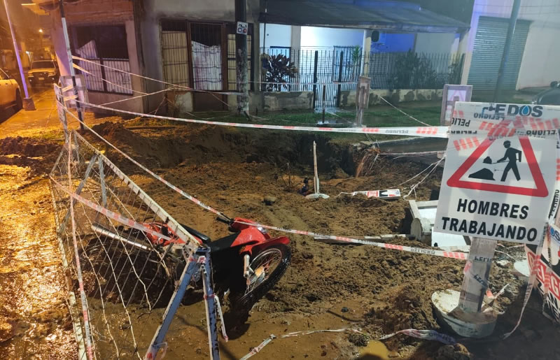 Una motociclista de 18 años resultó herida tras caer en un pozo de obra