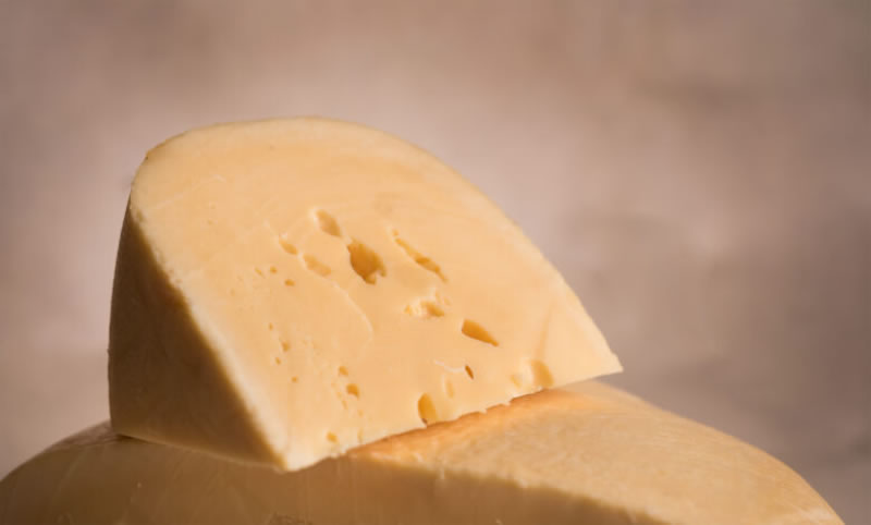 Bromatología difunde la prohibición de vender una marca de queso