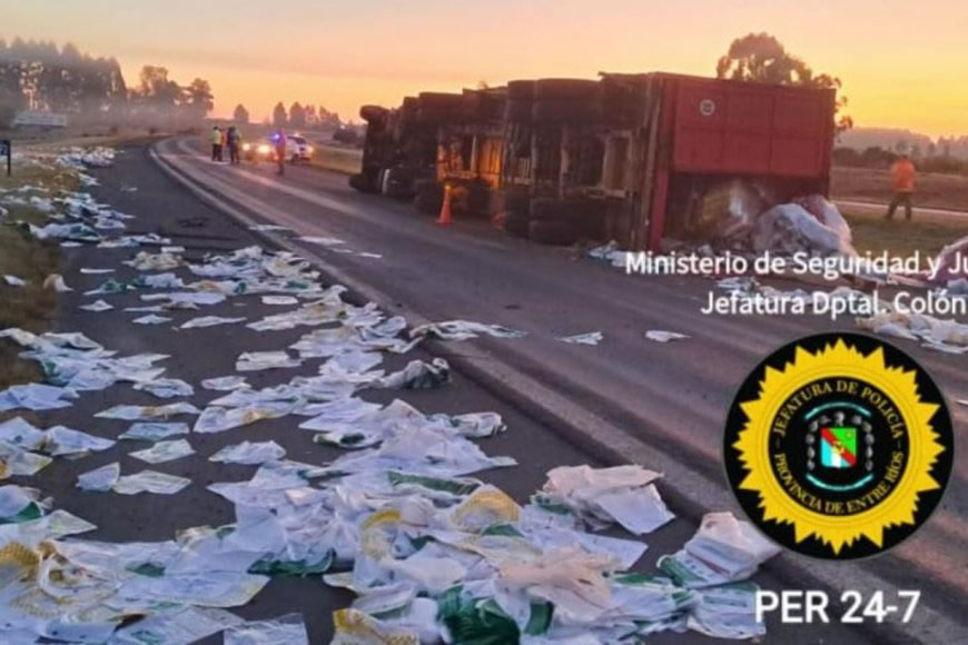 Volcó un camión cargado con bolsas de polietileno sobre la Ruta 14 y el conductor sufrió lesiones leves