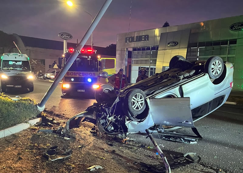 Dos personas fueron hospitalizadas luego de que una camioneta volcara sobre avenida Eva Perón