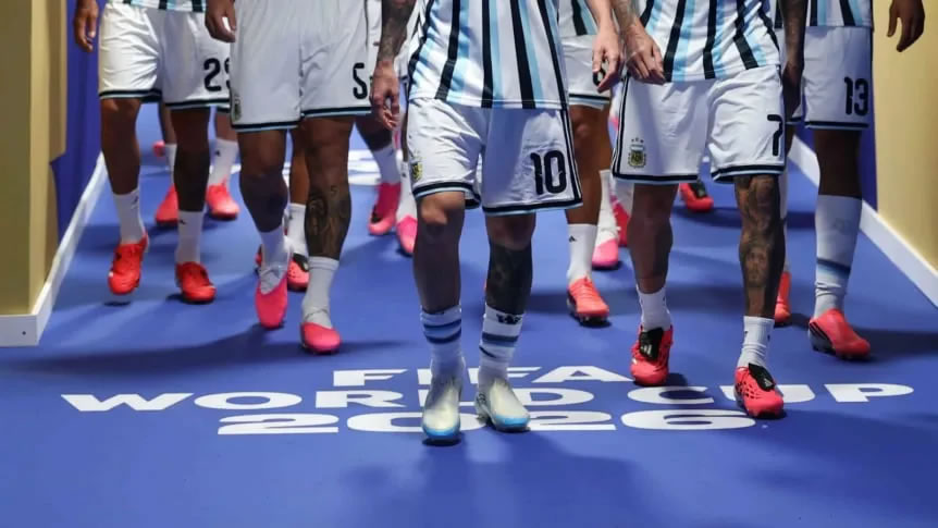 Por qué el rosa y el fucsia predominan entre los botines del Mundial