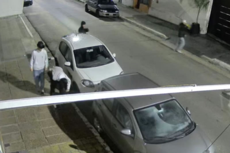 Jóvenes pincharon ruedas de autos estacionados durante la madrugada
