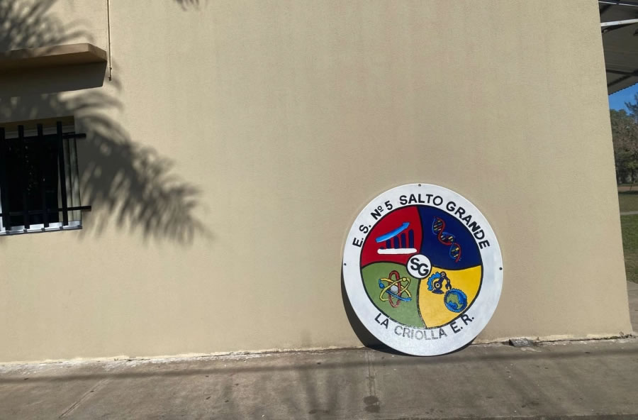 Estudiantes reciclaron una antena satelital e hicieron un escudo por el aniversario de su escuela