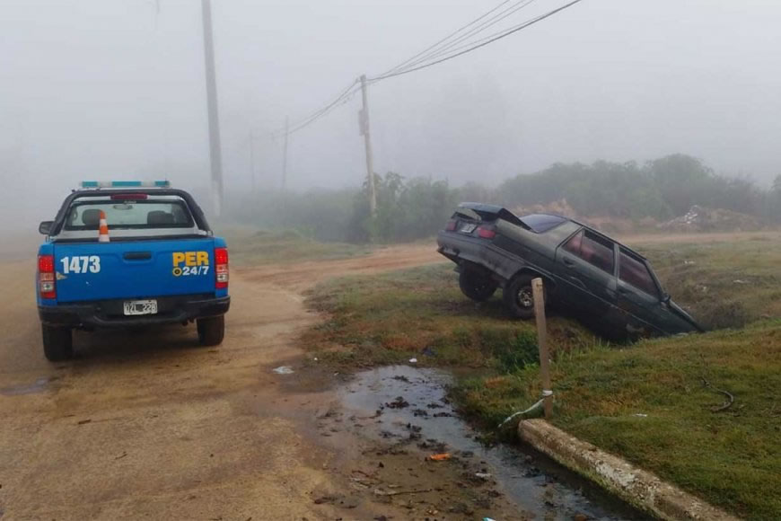 La niebla provocó un despiste y un automóvil terminó dentro de una zanja