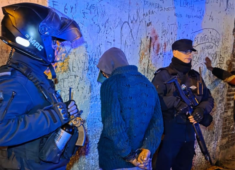 Media hora después de emitida la orden judicial, fue detenido en la vía pública por intento de hurto con escalamiento