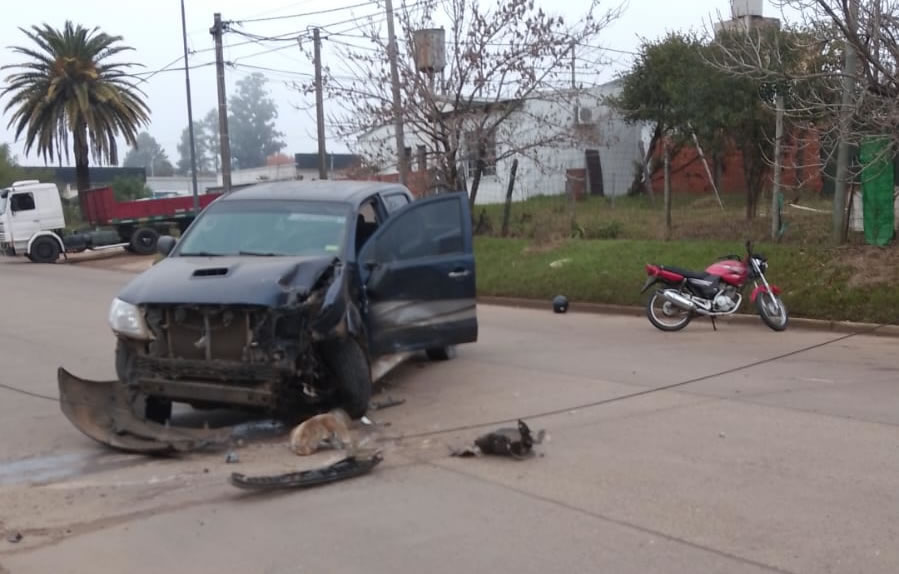 Motociclista hospitalizado tras chocar con una camioneta en calle Concejal Veiga