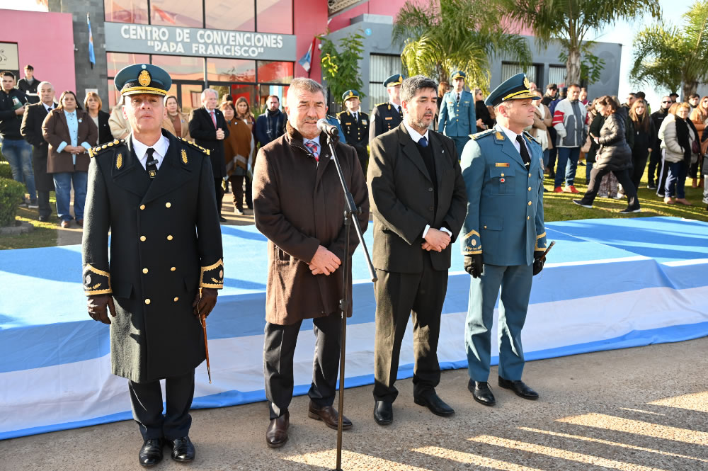 Cadetes y aspirantes de la Policía y el Servicio Penitenciario juraron fidelidad a la Bandera Argentina