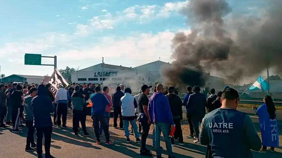 Bajo la consigna «esta lucha es de todos», trabajadores de Granja Tres Arroyos reclamaron en la ruta 14